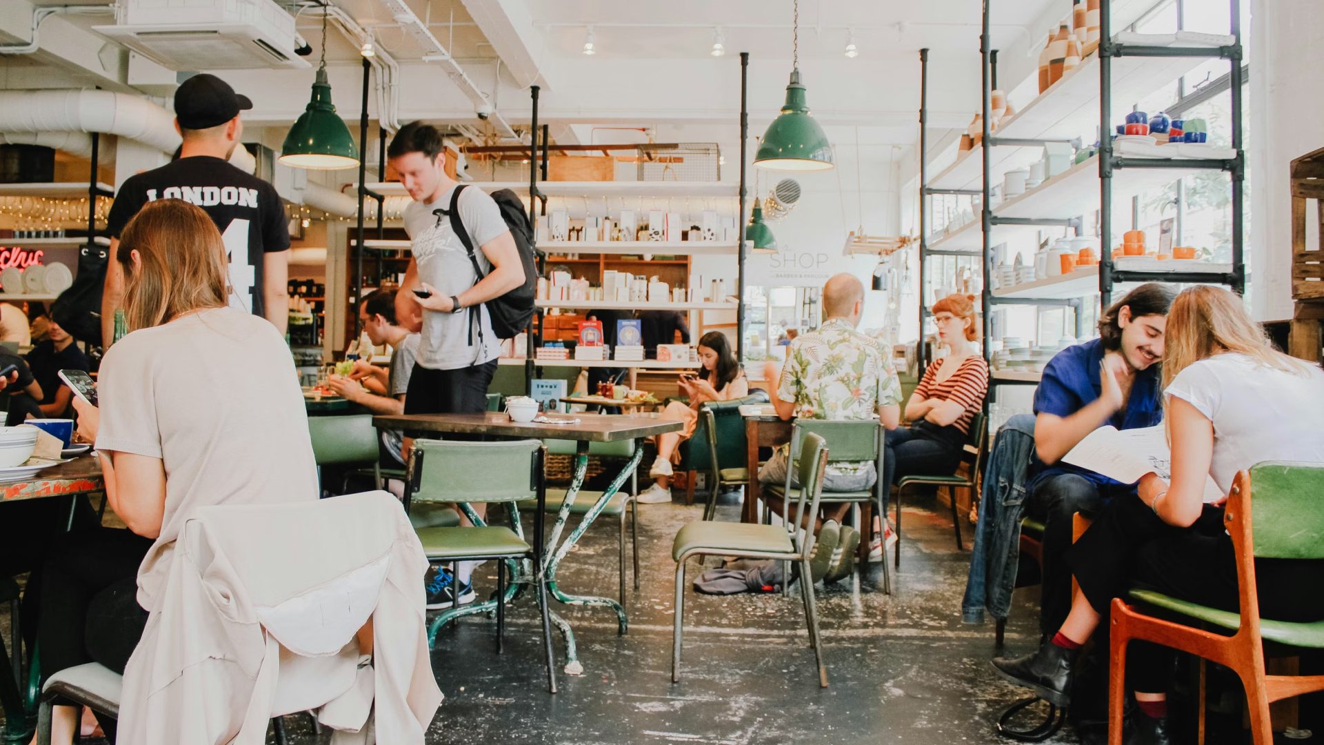 Tavola di imagery del Brand Manual: persone che cucinano, suonano e costruiscono insieme